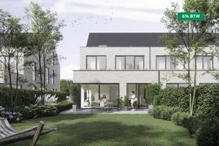 De halfopen bebouwing is zeer praktisch ingericht met het oog op creatie van ruimte en natuurlijke lichtinval. Algemene kenmerken van dit huis...