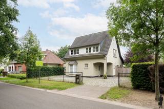 <p>In een <strong>rustige straat</strong>, op wandel- en fietsafstand van zowel het <strong>centrum van Schilde</strong> als het groene <strong>Picardiëbos</strong>, bevindt zich deze <strong>karaktervolle woning</strong> op een perceel van ca. 719 m².</p>
<p>De woning, gebouwd in 1955 en doorheen de jaren zorgvuldig gerenoveerd, beschikt over <strong>drie slaapkamers</strong> en een zonnige, <strong>zuidwest-georiënteerde tuin</strong> met tuinhuis.</p>
<p><strong>INDELING:</strong></p>
<p>Inkomhal met vestiaire en gastentoilet. Gezellige <strong>woonkamer</strong> met houtcassette, tv-hoek en <strong>aparte bureauhoek</strong>.<br />Ruime <strong>eetkamer</strong> die in verbinding staat met de volledig <strong>vernieuwde keuken</strong> (2018) en achterliggende berging/wasplaats.<br /><strong><br />Verdieping</strong><br />Nachthal met toegang tot <strong>twee slaapkamers</strong>, waarvan één met <strong>inloopdressing</strong>. Een prachtig <strong>vernieuwde badkamer</strong>, uitgevoerd in mortex, met grote inloopdouche en dubbele wastafel en een eveneens vernieuwd apart nachttoilet.</p>
<p><strong>Zolder</strong><br />Via een vaste trap bereiken we de ingerichte zolder, ideaal als <strong>derde slaapkamer of bureau</strong>.</p>
<p><strong>TUIN:</strong></p>
<p>Zuidwest-georiënteerde tuin met optimaal zonlicht en een handig tuinhuis, perfect voor stockage of hobbygebruik.<br />Aangebouwd aan de woning is er nog een technische berging met cv-installatie.</p>
<p><strong>BIJZONDERHEDEN:</strong></p>
<ul>
<li>Centrale verwarming en warm water op stookolie</li>
<li>Renovaties in 2007, keuken vernieuwd in 2018, badkamer in 2014</li>
<li>Rustige ligging nabij centrum, scholen en invalswegen</li>
<li>extra opbergkelder</li>
<li>asbestveilig</li>
</ul>
