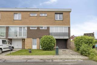 Instapklare bel-etage woning, gelegen in de Hamstraat, een doodlopende straat in Nederename (Oudenaarde). De woning is reeds gerenoveerd en geniet van een gunstig EPC B. INDELING VAN DE WONING:Gelijkvloers: * inkomhal * berging / wasplaats* garage met toegang naar de tuinEerste verdieping:* lichtrijke leefruimte* uitgeruste keuken met aansluitend terras/balkon* hal met apart toilet Tweede verdieping: * 3 slaapkamers* badkamer met douche en toiletExterieur:* tuin met terras * oprit ALGEMENE INFORMATIE:* dubbele beglazing PVC* centrale verwarming op aardgas* lucht/lucht warmtepomp* zonnepanelen + batterij aanwezig* dakisolatie + spouwisolatie* stadswater + waterontharder aanwezig EPC: 113 kWh/m²EPC: Bestuursmaatregelen in het maatregelenregister: nee