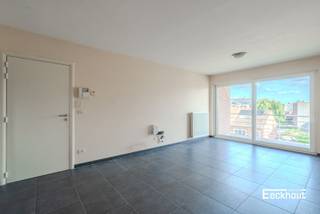 Dit appartement bevindt zich op de derde verdieping van een kleinschalig gebouw aan het Maria-Hendrikapark ('t bosje) en op wandelafstand van het openbaar vervoer en winkels.<br />Indeling: inkomhal, woonkamer met open keuken, aansluitend zonneterras met berging, grote slaapkamer en badkamer met lavabomeubel, douche, toilet en aansluiting voor wasmachine.<br />Er is eveneens een afgesloten fietsenberging in het gebouw. Lage syndicuskosten!<br />Dit appartement is ideaal voor starters of als investering!