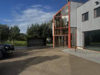 Op zoek naar een representatieve en praktische kantoorruimte in Turnhout? Dit moderne kantoorgebouw combineert comfort en bereikbaarheid. Troeven:...