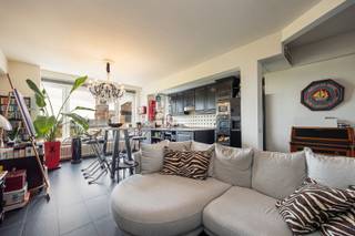 Wonen op ‘t Zuid en toch meteen op de Ring of in het centrum van Antwerpen?Welkom in dit lichtrijke en stylishe appartement op de 5e verdieping – mét...