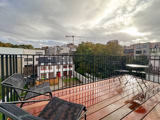 À découvrir sans tarder à Schaerbeek !<br /><br />Laissez-vous séduire par ce superbe appartement 2 chambres au 2è étage, niché au sein d’une petite copropriété moderne de 6 unités offrant un cadre de vie à la fois urbain et apaisant. Le séjour lumineux s’ouvre sur une cuisine ouverte entièrement équipée et une agréable terrasse orientée vers la cour intérieure, idéale pour vos moments de détente.<br />Deux chambres confortables, une salle de bain élégante, un WC séparé et un hall d’entrée complètent ce bien aux finitions soignées.<br />La résidence met à disposition des espaces communs pensés pour votre bien-être : local vélos, jardin partagé avec potager et solutions énergétiques durables grâce aux panneaux photovoltaïques.<br /><br />Une opportunité rare à Schaerbeek.<br />Contactez-nous pour découvrir ce bien lors d’une visite.