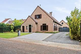Deze degelijk gerenoveerde villa vinden we terug in het residentiële Heusden-Zolder op een prachtig perceel van 2265m². Het eigendom beschikt...