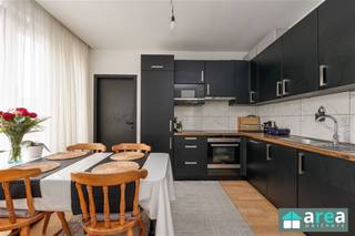 <p><span>Appartement op de Zandvlietstraat 1 te Antwerpen</span></p><p><span>Dit instapklare appartement op de tweede verdieping aan de Zandvlietstraat 1 te Antwerpen combineert comfort, een praktische indeling en een uitstekende ligging. Gelegen nabij winkels, scholen, openbaar vervoer en belangrijke invalswegen geniet u hier van een vlotte verbinding naar het centrum van Antwerpen en omliggende gemeenten.</span></p><p><span>Troeven:</span></p><ul><li><span>2 volwaardige slaapkamers</span></li><li><span>Bewoonbare oppervlakte van 84 m²</span></li><li><span>Volledig gerenoveerd interieur</span></li><li><span>Geïnstalleerde keuken</span></li><li><span>EPC-label C</span></li><li><span>Instapklaar</span></li><li><span>Veel natuurlijke lichtinval</span></li></ul><p><span>Indeling:</span></p><p><span>Via de inkomhal betreedt u de aangename leef- en eetruimte, waar de grote raampartijen zorgen voor een overvloed aan natuurlijk licht. Aansluitend bevindt zich de volledig geïnstalleerde keuken, die voorzien is van alle nodige comfort.</span></p><p><span>Verder beschikt het appartement over twee volwaardige slaapkamers en een moderne badkamer met douche. Dankzij de doordachte indeling wordt de beschikbare ruimte optimaal benut, wat zorgt voor een comfortabel woongevoel.</span></p><p><span>Het appartement werd volledig gerenoveerd aan de binnenzijde en bevindt zich in uitstekende staat. Dankzij het gunstige EPC-label C en de kwalitatieve afwerking is deze eigendom volledig instapklaar en ideaal voor zowel eigen bewoning als investering.</span></p><p><span>Voor meer informatie kan u terecht bij Area Partners: <span>info@area.be</span></span><span> of 03/284.60.60.</span></p>