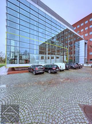 <u><strong>INDELING:</strong></u><br /><em><strong>Gelijkvloers:</strong></em><br />Ontvangstbalie - open in te richten ruimte - kitchenette - bar-gedeelte -gemeenschappelijk sanitair in de inkomhal.<br /><br /><u><strong>AFWERKING:</strong></u><br />Bevloering in tegels - muren bepleisterd en geschilderd - systeemplafonds met ingewerkte luidsprekers, spots, verluchtingsroosters, rookdetectoren én sprinklersysteem - dubbele beglazing met ALU-schrijnwerk - stopcontacten en internetaansluitingen (wand -en vloerdozen) - alarm - airco.<br /><br /><u><strong>RANDACCOMODATIE en DIENSTEN inbegrepen:</strong></u><br />- gebruik van gemeenschappelijke parking (achteraan 150 wagens) en bezoekersparking vooraan + fietsenstalling + laadpalen beschikbaar.<br />- gebruik van gemeenschappelijke vergaderzalen (mits beschikbaarheid en reservatie) en imposante onthaalruimte met zetels/tafels etc.<br />- gebruik van centrale toiletten en toiletten voor mindervaliden in de lobby<br />- alle ICT-infrastructuur in het serverlokaal in de kelder<br />- afvalophaling<br />- inbraakalarm, brandalarm en toegangscontrole via badgesysteem<br />- onderhoud van de gemeenschappelijke delen en tuin<br />- verwarming en koeling van de terbeschikking gestelde ruimten<br />- verbruik elektriciteit en water<br />- brandverzekering huuraansprakelijkheid<br />- onroerende voorheffing<br /><br /><u><strong>LIGGING:</strong> </u><br />Zeer vlotte verbinding met autosnelweg en het openbaar vervoer, onmiddellijke verbinding naar de A19.<br /><br /><u>*Opmerkingen:</u><br />- Prijzen exclusief 21% btw (volledig recupereerbaar voor btw-plichtige !) en poetsfirma.<br />- Onze referentie op <strong>www.centro.be</strong> <strong>O0050-g</strong> of bel ons op <strong>050 70 01 02</strong><br /><br /><strong>CENTRO | BEDRIJFSVASTGOED</strong> is reeds 24 jaar <u>gespecialiseerd in de bemiddeling van commercieel- en bedrijfsvastgoed</u> in West- en Oost Vlaanderen.<br /><strong>Wilt u ook weten hoeveel uw bedrijfsgebouw waard is?</strong><br />Contacteer ons vrijblijvend voor een marktconforme waardebepaling van uw pand. <br />