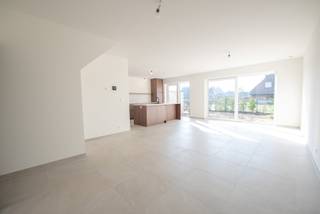 Op het gelijkvloers is de woning voorzien van een inkomhal met een apart gastentoilet, een ruime leefruimte die overgaat in de open keuken. Verder beschikt deze woning over bureauruimte en een handige garage / wasplaats.<br /><br />De eerste verdieping biedt een nachthal die toegang geeft tot 3 ruime slaapkamers, een volledig ingerichte badkamer en een apart toilet. De derde slaapkamer beschikt over een zeer grote dressing (of 5e slaapkamer!). In deze landelijke woning is er ook een vaste trap naar een royale zolderruimte die gebruikt kan worden als multifunctionele ruimte of slaapkamer, met een technische berging erbij.<br /><br />Woning wordt kwalitatief afgewerkt als kijkwoning. Laatste woning van dit type met deze oppervlakte in deze verkaveling! Meer dan een bezoekje waard!<br /><br /><br />Meer info, plannen en prijsdetail en een eventueel bezoek: kristoff@immoroba.be