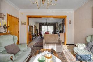 <p><span>Square Estate presenteert u deze prachtige te renoveren villa, gelegen in een besloten woonwijk in Wemmel, vlakbij alle voorzieningen.</span></p><p><span>Deze villa is als volgt ingedeeld: </span></p><p><span>Op de begane grond vindt u een inkomhal met gastentoilet, een ruime open woonkamer en een gesloten keuken.</span></p><p><span>Op de eerste verdieping vindt u drie slaapkamers, een bureau en een badkamer. </span></p><p><span>Op de bovenste verdieping is er ook een ruime zolder.</span></p><p><span>Deze vrijstaande woning beschikt tevens over een terras en een grote tuin, ruime kelders in de kelderverdieping, een grote garagebox en een hellende parkeerplaats.</span></p><p><span>Laat deze kans om deze prachtige villa met opmerkelijk potentieel te verwerven niet aan u voorbijgaan.</span></p><p><span>Neem voor meer informatie contact met ons op via 02/460.42.01 of <span>ca@square-estate.be</span></span><span> </span></p><p><span><br /><br /></span></p>