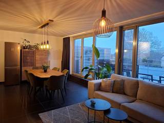 Mooi, en ruim appartement te huur, Ruime living met open keuken. Bijhorend kleine opbergruimte.Twee slaapkamers en badkamer met bad en douche. Groot...