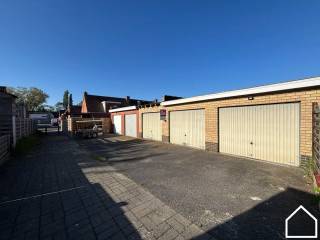 Bent u op zoek naar een praktische opslagplaats of een garage? Dan is deze garage zeker interessant voor u.ONTDEK DE GARAGE EN DE LOCATIE VIA DE...