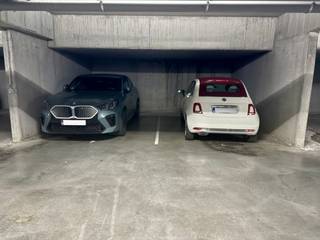 In residentie Hof ten Dries bieden wij 6 ondergrondse autostaanplaatsen te koop aan. Gelegen op een strategische locatie vlak bij de snelwegen...