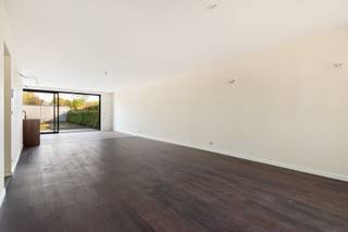 Ontdek deze energiezuinige en hoogwaardig afgewerkte gesloten nieuwbouwwoning, gelegen in een rustige en groene omgeving aan de Karel Werrebroecklei in ’s-Gravenwezel. Deze woning biedt alle hedendaags comfort en is ideaal voor gezinnen of professionals die op zoek zijn naar ruimte, licht en duurzaamheid.<br /><br />Indeling: U wordt verwelkomd in een ruime inkomhal met ingebouwde vestiairekast en een gastentoilet met handenwasser. De lichtrijke woon- en eetkamer met open, volledig ingerichte keuken en schuifraam naar het ruime terras en de zonnige tuin vormt het hart van de woning. Aansluitend bevindt zich een praktische berging/wasplaats.<br /><br />Eerste verdieping: Hier bevinden zich drie ruime slaapkamers en een moderne badkamer uitgerust met inloopdouche, dubbel lavabomeubel en toilet.<br /><br />Tweede verdieping: Bereikbaar via een vaste trap, biedt deze verdieping een ruime polyvalente ruimte die perfect kan dienen als extra slaapkamer, bureau of hobbyruimte.<br /><br />Buitenruimte: Vooraan beschikt de woning over een privatieve voortuin met parkeerstrook en toegangspad.<br /><br />Bijzonderheden: BEN-woning (Bijna Energie Neutraal) - Warmtepomp met vloerverwarming - Zonnepanelen - Hoogwaardige en moderne afwerking - Zeer energiezuinig en lage verbruikskosten - Rustige ligging nabij winkels, bakkers, banken en andere voorzieningen<br /><br />Deze woning combineert duurzaamheid, comfort en een uitstekende ligging.<br /><br />EPB verslag is in opmaak bij de aannemer - bij oplevering<br /> 