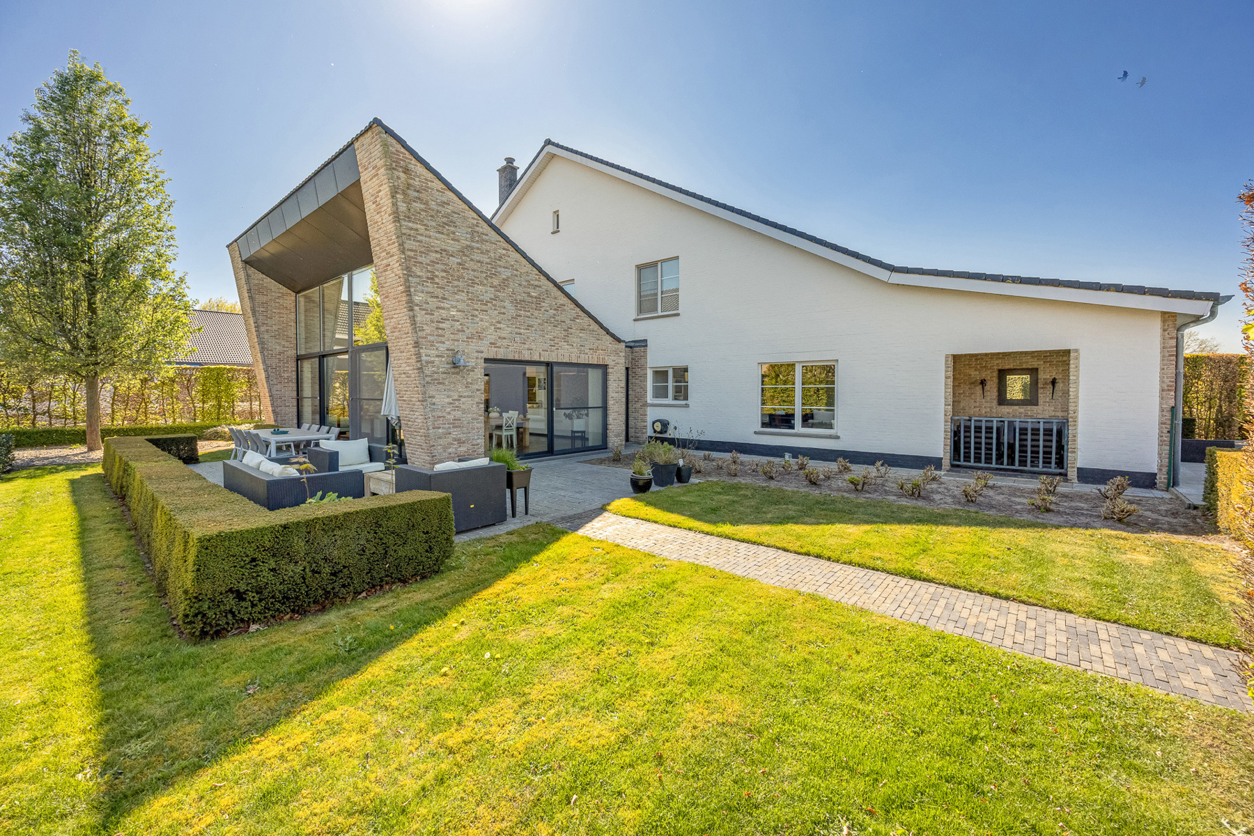 Riante, vrijstaande villa met 4 slaapkamers, zwembad en bijgebouw op een perceel van 2.680m². - foto 2