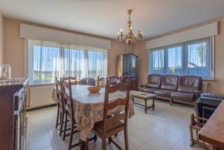 <p><strong>Te renoveren woning op een landelijk perceel van circa 53 are.</strong></p><p>Op een groene locatie in Sint-Martens-Bodegem, bevindt zich deze te renoveren, vrijstaande woning, met een uitzonderlijk perceel van circa 53 are. <br />Het huis dateert uit het jaar 1968 en is zeer degelijk gebouwd, wat een interessante basis vormt voor wie op zoek is naar een renovatieproject met potentieel. De buitenruimte met te renoveren stallingen zijn een buitenkans voor liefhebbers van groen wonen, inrichting van een ateliertje, paardenliefhebbers of andere.</p><p>De woning zelf omvat op de gelijkvloerse verdieping een inkomhal met vestiaire en gastentoilet, een leefruimte, een eetplaats en aparte keuken.<br />Op de eerste verdieping geeft de nachthal toegang tot drie ruime slaapkamers en een badkamer. De zolder is bereikbaar via de schuiftrap.</p><p>Naast een degelijke garage voor één wagen bevinden zich achteraan op het perceel nog verouderde en zwaar te renoveren stallingen. </p><p>De grote troef is zonder twijfel het ruime perceel, waar u volop kunt genieten van het buitenleven en het mooie uitzicht op het omliggende groen. Denk aan een ruime tuin, een moestuin, een boomgaard of een weide voor dieren. Voor paardenliefhebbers of mensen met groene vingers biedt deze eigendom dan ook een bijzonder interessant vertrekpunt.</p><p>De woning dient gerenoveerd te worden, maar biedt de mogelijkheid om alles naar eigen smaak en wensen in te richten.</p><p>Ondanks de rustige en groene ligging bevindt de woning zich op korte afstand van het centrum van Sint-Martens-Bodegem, met station en centrum Dilbeek. Ook de verbindingswegen richting Ternat en Brussel zijn vlot bereikbaar.</p><p>Een eigendom met een mooi potentieel, een royaal perceel en een ideale basis voor wie landelijk wil wonen en de woning naar eigen smaak wil renoveren.</p>