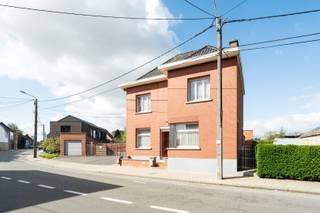 Interessante woning, prijs onderhandelbaar!<br />Centraal gelegen karaktervolle woning uit 1941, te vinden aan de Oekensestraat 22.<br />Deze heel stevig gebouwde woning heeft een totale bewoonbare oppervlakte van 220m² en biedt hiermee tal van mogelijkheden, zowel als gezinswoning maar ook voor (gedeeltelijk) professioneel gebruik. <br />De vele raampartijen (met rolluiken) geven de woning een heel luchtig gevoel. <br />De woning vraagt een grondige renovatie met hierbij het voordeel dit volledig naar eigen smaak en budget uit te voeren.<br />Indeling:<br />GELIJKVLOERS:<br />inkomhal - afzonderlijke zithoek (bureel) - zongerichte woonkamer (eethoek) - droge kelder - keuken - ruime veranda met o.a. toilet en aanpalende polyvalente ruimte met (verouderde- CV-ketel en extra zoldergedeelte. <br />VERDIEPING:<br />nachthal - grote badkamer - 3 volwaardige slaapkamers<br />ZOLDER: <br />vaste trap - nog in te richten zolderruimte (extra slaapkamer met annex badkamer).<br />EXTERIEUR:<br />geasfalteerde oprit (onbeperkt recht van doorgang voor achtergelegen buurman!) - parking - klein zuidgericht koertje - afzonderlijke garage met automatische poort.<br /><br />Mits het herindelen van enkele ruimtes (zoals veranda &amp; polyvalente technische ruime tot open leefkeuken - bestaande keuken tot wasplaats - woonkamer tot TV-hoek - ...) kan hier een heel aangename gezinswoning gecreëerd worden en dit op een super ligging in Rumbeke.<br />Woning onderhevig aan renovatieplicht (EPC label F).<br />Interesse gewekt? Sarah geeft met plezier een rondleiding!