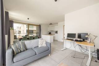<p><span>Ontdek dit recente appartement (2022) in een moderne woonwijk vlak bij het station van Herent. Het appartement bevindt zich op de eerste verdieping en is zowel met de trap als met de lift vlot toegankelijk.</span></p><p><span>Binnenkomen doe je via de inkomhal, die de verschillende ruimtes met elkaar verbindt. De ruime, lichtrijke leefruimte met zithoek, eetplaats en open keuken vormt het hart van dit appartement. De keuken met kookeiland is volledig uitgerust met de nodige toestellen: inductiekookplaat, frigo, combi-oven microgolf, vaatwasser, wastafel en kastruimte. Aansluitend vind je een handige berging met aansluiting voor wasmachine en droogkast.</span></p><p><span>De leefruimte geeft toegang tot een gezellig terras van 10 m², perfect om buiten te ontspannen. Daarnaast beschikt het appartement over een apart gastentoilet, een stijlvolle badkamer met regendouche, dubbele wastafel en handdoekradiator, én een ruime slaapkamer.</span></p><p><span>Extra troeven zijn de ondergrondse autostaanplaats, privatieve kelderberging en een persoonlijke fietsenstalling.</span></p><p><span>Het appartement is momenteel verhuurd, wat het ook interessant maakt als opbrengsteigendom.</span></p><p><span>Ben je op zoek naar een instapklaar en recent appartement in Herent, of naar een slimme investering? Boek snel je bezoek via 016 15 31 15 of info@immolivit.be</span></p>