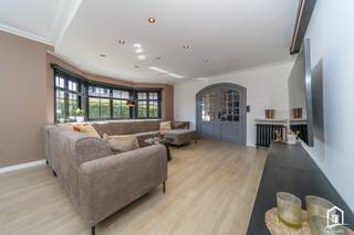 <strong>DISCRETE VERKOOP REGIO WIEZE. </strong>Instapklare, prachtige villa voorzien van grote aangelegde tuin en tennisterrein gelegen in het landelijke Wieze op een perceel van van 22are. Deze solide en ruime woning omvat op het gelijkvloers een aparte inkomhall afgewerkt met natuursteen en bezoekerstoilet, grote en lichtrijke living en salon, grote ingerichte leef-keuken van 2022 voorzien van alle toestellen, aparte berging met mogelijkheid tot extra slaapkamer, ingerichte badkamer, grote bureauruimte van 40 m² ideaal voor zelfstandige activiiteit, mooi omheinde aangelegde tuin met overdekt terras, tuinberging, tennisplein voorzien van “clubhuis” met sanitaire voorzieningen, aparte zitruimte en terras. Op de 1e verdieping bevinden zich 3 grote slaapkamers voorzien van nieuwe velux-ramen. Dit pand is afgewerkt met duurzame en authentieke elementen, zeer goed onderhouden en voorzien van nieuwe CV op aardgas – houten ramen – dubbele beglazing, alarmsysteem, conforme elektrische installatie, regenwaterput, EPC label B!! ... Kortom, ideaal voor wie op zoek is naar ruimte, licht, comfort en leefbaarheid! Hogere prijsklasse. Discrete verkoop - enkel ernstige kandidaten. Contacteer Noah voor meer info of een bezoek op het nummer 0498 215 363 of noah@woonservice.be