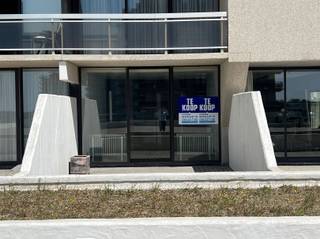 <p><span>Een absolute </span><span>toplocatie aan de Belgische kust</span><span> wacht op jou in Residentie Klif in De Panne! </span></p><p><span>Deze ruime studio is strategisch gelegen met een ongeëvenaard uitzicht van op het grote terras op de uitgestrekte duinen, het zandstrand en de kabbelende zee. </span></p><p><span>Deze studio biedt alles wat je nodig hebt voor een ontspannen vakantie of een weekendje aan zee :</span></p><ul><li><span>Adembenemend uitzicht:</span><span> Geniet van een ongeëvenaard uitzicht op duinen, strand en zee direct vanaf je terras.</span></li><li><span>Zonnig en ruim terras:</span><span> Het enorme zuid-west georiënteerde terras baadt in de zon van de middag tot de avond</span></li><li><span>Ruime studio:</span><span> De indeling bestaat uit een inkomhal met slaaphoek, een badkamer, een apart toilet, een keuken en een grote woonkamer.</span></li><li><span>Perfect voor watersporters:</span><span> Gelegen recht tegenover zeilclub Krab, ideaal voor liefhebbers van zeilen, surfen en andere watersporten. Strand en zee op wandelafstand. </span></li><li><span>Extra luxe:</span><span> Het gebouw is uitgerust met een groot binnenzwembad, wat garant staat voor plezier en ontspanning, het hele jaar door.</span></li></ul><p><span>Hoewel de studio een opfrisbeurt nodig heeft, biedt dit een unieke kans om jouw droomappartement aan zee te creëren op een van de </span><span>meest gewilde locaties</span><span> aan de kust. </span></p><p><span> </span></p><p><span>Dit is niet zomaar een aankoop, maar een investering in ontelbare </span><span>onvergetelijke momenten</span><span>.</span></p>