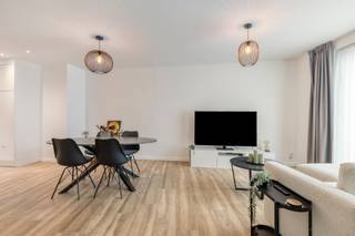 <p><span>RECENT, ENERGIEZUINIG APPARTEMENT MET 2 SLAAPKAMERS, TERRAS EN BUITEN-AUTOSTAANPLAATS<br />Gelegen op de 1ste verdieping (met lift) in een kleinschalige residentie - centrale ligging nabij station met vlotte bereikbaarheid via N16 en A12<br /><br />Indeling: Inkomhal / wc met handwas / living met eetplaats voorzien van keramische houtlook tegels / ingerichte open keuken / berging / 2 ruime slaapkamers (3,2x2,95m; 3,6x3,55m) / badkamer met wastafel en inloopdouche / leuk zuidoost georiënteerd terras.</span></p><p><span>Het appartement is voorzien van vloerverwarming op aardgas, ventilatie D systeem en 3 zonnepanelen wat resulteert in een E-peil 13.<br />Overdekte autostaanplaats / kelderberging.</span></p><p><span>Vrij van gebruik: Huurovereenkomst te respecteren.</span></p><p><span> </span></p><p><span><br /><br /></span></p>