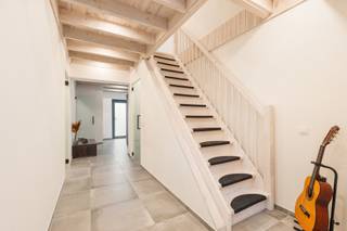 [[ DIT PAND NEEMT DEEL AAN DE ERA OPEN HUIZEN DAG OP 19/9 VAN 17:30 TOT 18:30 ]]
<p><strong>Ben je op zoek naar een ruime en instapklare woning met 3 slaapkamers, een garage en een aangename tuin op een uitstekende locatie in Lede, vlak bij het station? Zo gevonden!</strong></p>

<p>Deze woning biedt een bewoonbare oppervlakte van ca. 159 m² en geniet van een uitstekende ligging vlak bij het station van Lede. Hierdoor zijn het openbaar vervoer, winkels, scholen en andere voorzieningen vlot bereikbaar. Met een energiezuinig EPC-label B, centrale verwarming op gas met condensatieketel, 3-dubbele beglazing en conforme elektriciteit ben je verzekerd van een aangenaam wooncomfort. Ook het blanco asbestattest is een belangrijke troef. Kortom, een verzorgde en perfect instapklare woning, ideaal voor wie zonder grote zorgen wil verhuizen.</p>

<p>Op het gelijkvloers komen we binnen via de inkomhal, die toegang geeft tot de centrale gang. Van hieruit zijn het afzonderlijke toilet, de praktische berging met aansluitingen voor wasmachine en droogkast, de badkamer en de leefruimte bereikbaar. De badkamer is uitgerust met een douche, ligbad, toilet en dubbele wastafel. De leefruimte bestaat uit een gezellige woonkamer die aansluit op de eetkamer en de volledig uitgeruste keuken, wat zorgt voor een aangename en functionele indeling. Op de eerste verdieping bevinden zich twee ruime slaapkamers van ca. 15 m² en 18 m², waarvan één voorzien is van een dressing. De tweede verdieping omvat een ruime zolderslaapkamer van ca. 25 m² met dressing, die perfect kan dienen als master bedroom.</p>

<p>Buiten geniet de woning van een aangename tuin van ca. 65 m² met terras, ideaal om in alle rust te genieten. De garage van ca. 15 m² bevindt zich in de tuin en is bereikbaar via een afzonderlijke toegangspoort.</p>
