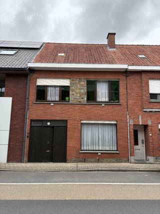 Woning met betonstructuur voorzien van garage, tuin en 3 slks te Kuurne.Deze woning is gebouwd in het jaar 1962, waar ieder verdiep nog in beton werd...