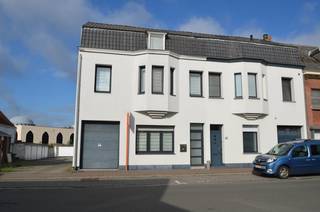 LOKEREN rand centrum: nabij uitvalswegen E17 en nabij scholen: totaal gerenoveerde woning met charmante gevel op 113 m2 grondoppervlakte - vloerverwarming gelijkvloers en verdieping - Indeling: inkom, leefruimte, ingerichte keuken met eiland, berging met ingerichte maatwerkkasten, douchekamer met toilet, kelder - 1ste verdieping: zeer ruime slaapkamer (1) met annex dressing en badkamer met ligbad en toilet, berging/wasplaats, slaapkamer (2) - dakverdieping: grote slaapkamer (3) met annex ruimte voor dressing - garage - tuinterras - asbestveilig - EPC B