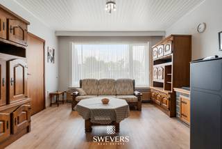 Voor meer info en foto’s, surf naar www.swevers.be – Deze open bebouwing in Beringen, gelegen aan de Everselstraat 144, biedt een uitstekende opportuniteit voor wie op zoek is naar een renovatieproject met potentieel. De woning uit 1966 is een splitlevelwoning, wat zorgt voor een speelse en niet-klassieke indeling zonder traditionele verdiepingsstructuur. De bewoonbare oppervlakte bedraagt 184 m², aangevuld met een zolder van 21,18 m² die kan dienen als extra slaapkamer, speelruimte, hobbykamer of bureau. Via de centrale inkomhal bereikt u de verschillende ruimtes. De woonkamer van ca. 30 m² geniet van een mooie lichtinval en biedt voldoende plaats voor een zit- en eethoek. Aansluitend bevindt zich de keuken (9,20 m²) met directe toegang tot het terras. De nachthal leidt naar drie slaapkamers, waarvan twee ruime kamers van elk ca. 14 m² en een derde kamer van 8,70 m², ideaal als kinder-, bureau- of hobbyruimte. De badkamer is centraal gelegen en functioneel ingericht.Bovenop deze indeling is er nog de zolderruimte van 21,18 m² met extra mogelijkheden voor uitbreiding of polyvalent gebruik. Buiten sluit het terras aan op de leefruimte en kijkt uit op de tuin, georiënteerd naar het noordoosten. Het perceel van 6a 44ca biedt mogelijkheden om een aangename en private buitenruimte te creëren. Verder is er een kelder van 45,20 m², geschikt voor opslag of hobbyruimte, en een inpandige garage voor extra comfort. De ligging is vlot bereikbaar met voorzieningen en restaurants op korte afstand.<br />Deze woning vormt een stevige basis voor wie een hedendaagse gezinswoning wil realiseren naar eigen smaak. Voor meer informatie, bel 011 255 155. Bron bewoonbare oppervlakte: EPC – verslag. Dit pand is onderworpen aan de renovatieverplichting van de Vlaamse overheid voor residentiële gebouwen (behoudens bij sloop binnen 5 jaar na de aankoop). Consulteer voor meer informatie de website van het Vlaams Energie- en Klimaatagentschap via https://www.vlaanderen.be/een-huis-of-appartement-kopen/renovatieverplichting-voor-residentiele-gebouwen.
