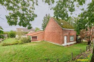 <p><span>Cette maison est située face à une zone agricole, avec, en arrière-plan, les vastes espaces naturels de Bosland.<br />À condition de lui offrir une rénovation en profondeur, elle offre </span></p><p><span> </span></p><p><span>En effet, elle dispose d’une grande surface au rez-de-chaussée qui ne demande qu’à être réaménagée et qui offre la possibilité d’y créer une ou deux pièces supplémentaires au rez-de-chaussée.</span></p><p><span> </span></p><p><span> </span></p>