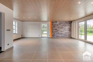 Ontdek deze instapklare woning aan de Stationsstraat 72 in Jabbeke – de perfecte plek voor wie op zoek is naar comfort, ruimte en een centrale ligging. Deze charmante gezinswoning met drie slaapkamers biedt alles wat u nodig heeft om meteen te genieten van een warme thuis.<p><br /></p><p><span>De ruime en lichtrijke leefruimte vormt het hart van de woning, ideaal voor gezellige avonden met familie of vrienden. De volledig uitgeruste keuken biedt alle moderne comfort en sluit naadloos aan op de leefruimte, waardoor koken en samenzijn hand in hand gaan. De woning beschikt verder over een praktische badkamer en twee aparte toiletten voor extra gebruiksgemak.</span></p><p><br /></p><p><span>Buiten is het puur genieten: de uitgestrekte tuin van maar liefst ±1.000 m² biedt tal van mogelijkheden – van ontspannen in de zon tot het creëren van een moestuin of speelruimte voor de kinderen.</span></p><p><br /></p><p><span>Dankzij de gunstige ligging nabij winkels, scholen en openbaar vervoer is dit de ideale starterswoning of een interessante opbrengsteigendom met groeipotentieel.</span></p><p><br /></p><p><span>Laat deze kans niet aan u voorbijgaan en plan vandaag nog uw bezoek!</span></p><p><span>Contacteer ons voor meer informatie of een bezichtiging.</span></p>