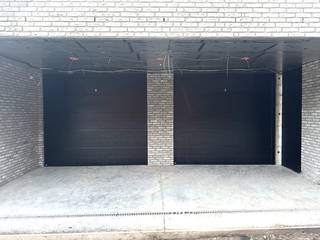 Deze garage bevindt zich in een nieuwbouwresidentie, hartje Torhout (tussen Wollemarkt en Parking Deprez), dus zeer centraal gelegen.Ze is...