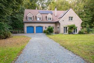 Meer info op www.claeswillems.be Gelegen in een doodlopende straat bevindt deze in 2024 gerenoveerde woning zich op een volledig omheind perceel...