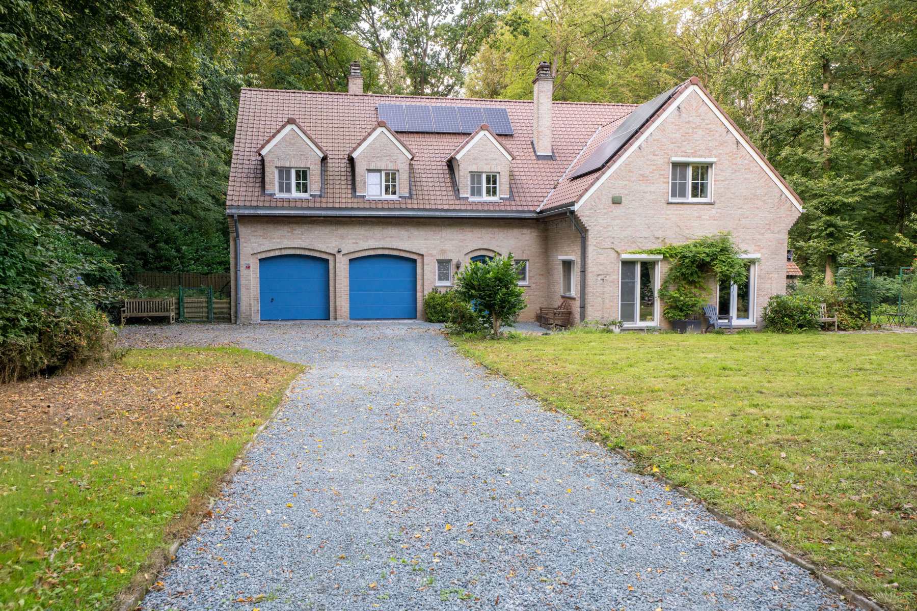 Zeer ruime gerenoveerde woning (± 398 m²) op een perceel van ± 60 are in het prestigieuze Bois de Strihoux - foto 1