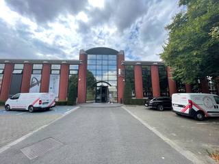 !! INVESTERINGSOPPORTUNITEIT !! Fantastisch gelegen kantoorruimte met een oppervlakte van +/- 555 m² te koop op slechts 500 m van de oprit R0 en E19. <br /><br />Het kantoor in het hoogwaardige gebouw 'Riverside Business Park' in Anderlecht situeert zich op de eerste verdieping en is ingedeeld in een open space met afzonderlijke burelen en aanwezigheid van o.a. keuken met eetruimte, sanitair, verlichting, ...<br /><br />Ruime parkeermogelijkheden met aanwezigheid van 14 privatieve parkeerplaatsen.<br /><br />Voor bijkomende inlichtingen of een vrijblijvend plaatsbezoek kan u contact opnemen met <strong>PANORAMA B2B </strong>op <strong>0477 09 00 09</strong>