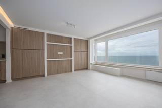 Wakker worden met <strong>zicht op zee</strong>? Dit smaakvol <strong>gerenoveerde appartement </strong>op de Zeedijk van Middelkerke biedt de ideale combinatie van comfort, ruimte en een prachtig zicht.<br />Gelegen op de <strong>zevende verdieping </strong>geniet u vanuit de lichtrijke leefruimte van een schitterend frontaal zeezicht. De moderne, praktisch ingerichte keuken sluit mooi aan op de leefruimte en zorgt voor een aangenaam geheel, voorzien van <strong>maatwerk. </strong>Verder beschikt het appartement over <strong>twee volwaardige slaapkamers,</strong> aparte berging, badkamer en een <strong>terras</strong> met een buitenberging.<br />Dankzij de volledige renovatie is het appartement onmiddellijk klaar voor gebruik.<br />Met zijn <strong>uitstekende ligging</strong>, vlak bij winkels, restaurants en alle voorzieningen, is dit de ideale keuze als vaste woonst, tweede verblijf of investering aan zee.<br /><br />Men is momenteel de mogelijkheden aan het bekijken voor renovatie en optopping in het gebouw, wat toekomstig een positieve impact zal hebben op de EPC-score. <br /><br />Zeker een bezoek waard! Ontdek zelf het wooncomfort en het prachtige uitzicht dat dit appartement te bieden heeft.