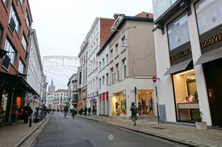 GENT - Sint-Jansvest: Op zoek naar een centraal gelegen gemeubeld appartement te huur in centrum Gent? Dan is dit pand mogelijks iets voor u. De...
