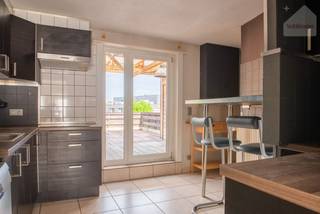 In het centrum van Meerhout bevindt zich deze ruime eengezinswoning met drie volwaardige slaapkamers en vier garages. Dankzij de praktische indeling, de centrale ligging en de extra huuropbrengst van de garages is deze eigendom zowel interessant voor gezinnen als voor investeerders.<br /><br />Op het gelijkvloers bevindt zich een polyvalente ruimte van ca. 27 m², die perfect kan dienen als bureau, praktijkruimte, hobbykamer of extra leefruimte. Verder vind je hier een achterinkom, een badkamer met inloopdouche, een apart toilet, een berging met aansluiting voor een wasmachine en een kelder, ideaal als extra opslagruimte.<br /><br />De eerste verdieping vormt het hart van de woning. De open keuken sluit naadloos aan op de lichtrijke leefruimte en geeft toegang tot een gezellig terras van 15 m². Op deze verdieping bevindt zich bovendien de eerste slaapkamer.<br /><br />Op de tweede verdieping zijn nog twee ruime slaapkamers aanwezig, samen met een apart toilet. Met in totaal drie slaapkamers biedt deze woning alle comfort voor een gezin of voor wie extra ruimte wenst.<br /><br />Een absolute meerwaarde van deze eigendom zijn de vier garages. Drie garages zijn momenteel verhuurd en genereren samen een maandelijkse huuropbrengst van €220. De vierde garage behoort bij de woning en kan gebruikt worden als eigen parkeer- of bergruimte, of eveneens verhuurd worden voor een bijkomend rendement.<br /><br /><strong>Troeven</strong>
<ul>
<li>Centrale ligging in het centrum van Meerhout</li>
<li>Drie volwaardige slaapkamers</li>
<li>Extra maandelijkse huuropbrengst dankzij de garages</li>
<li>Polyvalente ruimte met diverse gebruiksmogelijkheden</li>
<li>Interessant als gezinswoning én als investering</li>
<li>Geen renovatieplicht </li>
</ul>
Deze eigendom combineert een comfortabele gezinswoning met een aantrekkelijk investeringspotentieel dankzij de vier garages en de bestaande huuropbrengsten.<br /><br /><br /><strong>Nieuwsgierig?</strong> Neem snel contact met ons op voor meer informatie of een bezoek ter plaatse: info@sublimmo.be of 014 84 83 69.<br />
