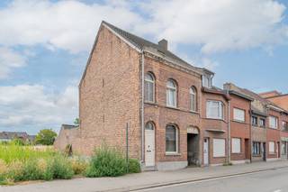 Gezellige woning op uitstekende locatie, nabij invalswegen en op wandelafstand van winkels, restaurants en scholen. Het gelijkvloers biedt...