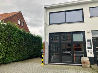 Magazijn (ca. 240 m²) met bijhorende kantoorruimte (ca. 50 m²) te huur nabij het centrum van Sint Antonius.Dit kantoor is gelegen op het gelijkvloers...