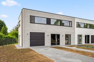 U betaalt geen btw, maar alleen registratierecht, waardoor u meer eigen middelen overhoudt. Deze luxewoning, momenteel in de afwerkingsfase, is...