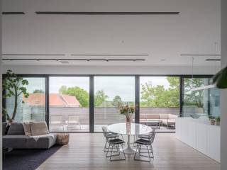 <p>Welkom in dit uitzonderlijke penthouse, gelegen in het hart van Eeklo. Met een indrukwekkende <strong>bewoonbare oppervlakte van 242 m²</strong>, biedt deze eigendom een unieke combinatie van <strong>ruimte, licht, luxe en privacy</strong>. Hier woont u op hoog niveau, letterlijk én figuurlijk.</p>
<p>Bij het betreden van het penthouse wordt u meteen ondergedompeld in een sfeer van rust, elegantie en comfort. De <strong>grote inkomhal</strong> leidt u naar een <strong>uitgestrekte leefruimte</strong> met overvloedig natuurlijk licht dankzij de royale raampartijen. Hier geniet u van een adembenemend uitzicht en een gezellige, open sfeer die uitnodigt tot ontspannen en tot leven komt bij elk moment van de dag.</p>
<p>De <strong>volledig uitgeruste open keuken</strong> is een droom voor elke kookliefhebber: hoogwaardige inbouwtoestellen, veel werkruimte, verfijnde afwerking en praktische indeling maken dit de ideale plek om te koken én te genieten.</p>
<p>Het penthouse beschikt over <strong>drie ruime slaapkamers</strong>, elk met een eigen karakter en ingericht met oog voor detail. De master bedroom is voorzien van ingemaakte dressing en directe toegang tot een luxueuze badkamer met inloopdouche, dubbele wastafel en hoogwaardige materialen, apart gastentoilet maken het comfort compleet.</p>
<p>Een van de absolute troeven van deze eigendom is het <strong>zuidgerichte terras</strong>. Dankzij de gunstige oriëntatie geniet u hier de hele dag van zonlicht. Het terras is ruim genoeg voor een zithoek, eettafel of ligstoelen en vormt de perfecte plek om te ontspannen, te genieten van een aperitief of gasten te ontvangen in alle privacy.</p>
<p>Het penthouse is <strong>gelegen in het centrum van Eeklo</strong>, op wandelafstand van winkels, supermarkten, scholen, openbaar vervoer, horeca en andere voorzieningen. Alles wat u nodig hebt bevindt zich binnen handbereik, terwijl u toch geniet van een uitzonderlijke rust dankzij de ligging op de bovenste verdieping van een kleinschalige residentie. Mogelijkheid tot het huren van een garage.</p>