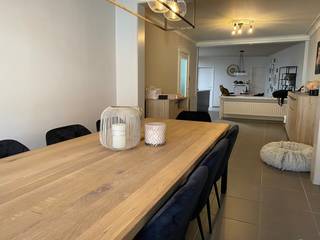 Deze woning biedt een zee aan ruimte.  Via de riante inkomhal komen we de woning binnen.  Vervolgens een ruime eetkamer met haard en open...