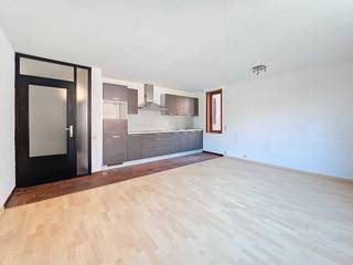 Dit appartement is gelegen in het rustige en groene domein Nieuweryde, op een centrale locatie nabij het maritiem park, de havengeul en de jachthaven van Nieuwpoort-Bad.<br />Het appartement omvat een inkomhal, een lichtrijke leefruimte met open keuken, twee slaapkamers, een apart toilet en een badkamer met ligbad en enkele wastafel. Daarnaast beschikt het appartement over een privatieve buitenberging.<br />Dankzij de rustige ligging, de vlotte bereikbaarheid en het potentieel tot verdere opfrissing vormt dit appartement zowel voor eigen gebruik als opbrengsteigendom aan de kust een top investering.