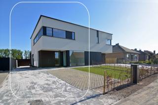 OMSCHRIJVING WONING:<br />- GELIJKVLOERS: Inkomhal met gastentoilet en trap naar de verdieping, bureau (3,15 x 3,20 m), woonkamer bestaande uit een zithoek (6,02 x 3,57 m) en een eethoek (5,00 x 3,57 m) met veel lichtinval, open keuken (4,86 x 2,68 m) met werkeiland en toegangsdeur naar het zuid-georiënteerde terras (15 m²). De keuken is ingericht met vitro-keramisch fornuis, afzuigkap, koelkast, vaatwasmachine, combi-oven en RVS spoelbak. Berging/wasplaats grenzend aan de keuken. Trap naar de kelderverdieping.<br />- VERDIEPING 1: Nachthal, slaapkamer 1 (4,00 x 3,50 m), slaapkamer 2 (4,02 x 3,46 m), slaapkamer 3 (4,02 x 3,46 m), berging (2,42 x 2,24 m) met cv-ketel en verluchtingssysteem, badkamer met ligbad, inloopdouche en dubbele wastafelmeubel, apart toilet.<br />- KELDERVERDIEPING: De woning is volledig onderkelderd. De kelder is bereikbaar vanuit de berging en is tevens toegankelijk via een buitendeur vanuit de tuin.<br />- CARPORT: Vrijstaande, ruime carport.<br />- TUIN: Volledig omsloten tuintje, aangelegd met gazon en sierbestrating. De inrit naar achter is afgesloten met een metalen poort.<br /><br />BIJKOMENDE INFO:<br />- Ramen: Aluminium ramen met dubbele beglazing.<br />- Verwarming: Warmtepomp (lucht/water), vloerverwarming en -koeling, ventilatiesysteem D.<br />- Vloeren: Moderne, onderhoudsvriendelijke vloertegel in alle ruimtes. Parkettegel in de slaapkamers.<br />- Energiezuinige woning voorzien van zonnepanelen. Zeer lage energiekosten!<br /><br />LIGGING:<br />Centrale ligging net buiten het centrum van Neeroeteren op enkele autominuten van Maaseik en Bree.
