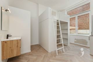 <p><span>Ontdek deze moderne studentenkamer gelegen aan de Vaartstraat in het hartje van Leuven. Het gebouw werd grondig vernieuwd met duurzame materialen en voldoet aan de hedendaagse normen inzake comfort en energiezuinigheid.</span></p><p><span> </span></p><p><span>De kamer ligt op het gelijkvloers en is uitgerust met een energiezuinige lucht-lucht warmtepomp voor verwarming in de winter en airco in de zomer. Ze wordt volledig bemeubeld verkocht en beschikt over een boxspring, bureau met stoel, ingebouwde kleerkast, gordijn en een praktisch ontbijtblok met magnetron en koelkast. Daarnaast heeft de kamer eigen sanitair wat zorgt voor optimaal comfort en privacy. Met een gedeeld toilet in de hal.</span></p><p><span> </span></p><p><span>In het gebouw is een volledig uitgeruste gemeenschappelijke keuken aanwezig. Ook is er een gezellig stadstuintje met terras, ideaal om even te ontspannen.</span></p><p><span> </span></p><p><span>Dankzij de centrale ligging bevinden campussen, winkels en horeca zich op wandelafstand, een ideale uitvalsbasis voor studenten én een interessante investering.</span></p><p><span> </span></p><p><span>De foto's zijn afkomstig van referentiepanden en dienen ter illustratie van de afwerkingsgraad en sfeer.</span></p><p><span> </span></p><p><span> </span></p><p><span>Interesse? Contacteer ons via 016 15 31 15 of student@immolivit.be</span></p><p><span> </span></p>
