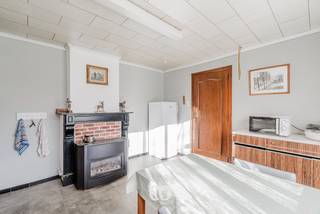 Ben je op zoek naar een rustig gelegen woning met een adembenemend zicht? Dit is uw kans!<br /><br />Aan de voet van de gekende Trieu helling in de rustige en charmante deelgemeente Russeignies bevindt zich deze woning op een perceel van maar liefst 737 m². De woning is steeds met de nodige zorg onderhouden maar vraagt wel wat opfrissingswerken. In de west georiënteerde tuin kan je s'avonds genieten van de rust en de ondergaande zon met een prachtig zicht.<br /><br />Indeling:<br />-GLV: De inkomhal geeft rechts toegang tot de leefruimte en links tot de keuken. Rechtdoor is er nog een kamer die dienst gedaan heeft als winkel. Deze heeft dus een aparte ingang. Verder is er nog een berging en een badkamer.<br />-1steV: Op deze verdieping zijn er drie kamers waarvan één kleinere doorloopkamer. <br /><br />Wens je van deze topper op unieke ligging jouw thuis te maken? Maak snel een afspraak en laat je verwonderen van de omgeving en mogelijkheden.