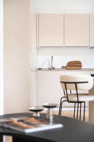 Droom je van een leven in het bruisende hart van Antwerpen, waar de gezelligheid letterlijk voor de deur ligt? Dit recent volledig gerenoveerde appartement aan de Sint-Andriesplaats biedt je de perfecte uitvalsbasis. Gelegen in een van de meest karaktervolle en centrale wijken van de stad, woon je hier te midden van hippe koffiebars, lokale boetieks en op wandelafstand van de Scheldekaaien.<br /><br />Binnenin word je meteen verrast door de frisse, moderne afwerking en de prachtige parketvloer die doorheen het hele appartement loopt. De leefruimte is een lichtrijk geheel dankzij de grote raampartijen en stroomt naadloos over in de gloednieuwe open keuken. De keuken is voorzien van alle moderne toestellen.<br /><br />De slaapkamer is een rustpunt gelegen achteraan het appartement. De badkamer is ingericht met een ruime inloopdouche en een wasmeubel. Daarnaast beschikt het appartement over een apart toilet met een handige aansluiting voor een wasmachine en droogkast, waardoor elke vierkante meter optimaal wordt benut. Dankzij de grondige renovatie is dit appartement volledig instapklaar en klaar voor een nieuwe start.<br /><br />Zie jij jezelf hier al wonen of ben je op zoek naar de perfecte investering?<br />Maak snel een afspraak via 03 369 36 38 of info@goose.be.
