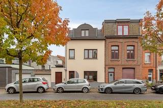 <p>Deze instapklare en lichtrijke woning combineert ruimte, comfort en praktische indeling en beschikt over maar liefst <strong>167 m² bewoonbare oppervlakte</strong>.</p><p>Bij het binnenkomen wordt u verwelkomd in een ruime inkomhal, die toegang biedt tot de woonkamer, het aparte gastentoilet en de kelder. Op het gelijkvloers treft u een ruime en bijzonder lichtrijke woonkamer aan. Dankzij de grote raampartijen aan de voorzijde geniet u hier van veel natuurlijk licht. Aansluitend bevindt zich de ruime open keuken, uitgerust met alle nodige ingebouwde toestellen en tal van ingebouwde kasten.</p><p>Vanuit de keuken is er rechtstreeks toegang tot de praktische wasruimte, voorzien van ingebouwde kasten en voldoende plaats voor zowel een wasmachine als droogkast. Aansluitend bevinden zich twee ruime opslagruimtes, die beide rechtstreeks bereikbaar zijn vanuit de wasruimte. Eén van deze opslagruimtes is bovendien rechtstreeks toegankelijk via de voorzijde van de woning, wat bijzonder handig is voor het stallen van fietsen, het opbergen van materiaal of extra stockage.</p><p>Op de eerste verdieping bevinden zich twee ruime slaapkamers, beide voorzien van praktische ingemaakte kasten. Verder is er een ruime badkamer, uitgerust met een douche, toilet en een dubbele lavabo. De tweede verdieping beschikt tot slot over een ruime zolderruimte met tal van mogelijkheden. Deze ruimte kan perfect ingericht worden als extra slaapkamer, hobbyruimte, bureau of speelkamer , afhankelijk van uw wensen.</p><p>Een echte blikvanger is het zuidwestgerichte terras van maar liefst 33 m². Dankzij de gunstige oriëntatie is dit de ideale plek om te ontspannen, gezellig te tafelen of volop te genieten van zonnige dagen.</p><p><strong>Extra troeven</strong>: <br />- Zonnepanelen aanwezig<br />- EPC C (257 kWh/m² jaar) -> GEEN renovatieverplichting<br />- Woongebied, verdere stedenbouwkundige en maatregelenregister informatie in aanvraag<br />- Perceelscore B, gebouwscore B<br />- Niet gelegen in een afgebakende oeverzone of afgebakend overstromingsgebied<br />- Niet gelegen in een risicozone voor overstromingen</p><p>Nabij school, winkels, autosnelweg, openbaar vervoer, etc. Voor meer info ga naar www.coenenvastgoed.be of bel 03/375.82.92</p>