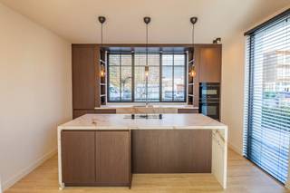 Op een absolute toplocatie binnen de ring van Hasselt, op wandelafstand van de basisschool en het stadspark, bevindt zich deze gloednieuwe, instapklare woning met aparte garage. Deze ruime woning van 250 m² combineert comfort, luxe en energiezuinigheid op een uitzonderlijke manier. Dankzij de geothermische installatie en koelplafonds geniet u het hele jaar door van een aangenaam binnenklimaat.<br /><br /><strong>Belangrijkste troeven:</strong>
<ul>
<li>Eerste ingebruikname – volledig instapklaar</li>
<li>5 ruime slaapkamers en 3 moderne badkamers</li>
<li>Luxe afwerking met hoogwaardige materialen</li>
<li>Maatmeubilair en -kasten, net als verlichting en gordijnen reeds voorzien</li>
<li>Moderne, luxueuze keuken met kwaliteitsapparatuur</li>
<li>Geothermische verwarming, koelplafonds en zonnepanelen voor optimaal comfort</li>
<li>Zuidgerichte tuin met terras</li>
<li>Private garage + ruime parkeermogelijkheden voor de deur</li>
<li>Rustige ligging nabij het stadspark, toch vlak bij het centrum</li>
<li>Huisdieren niet toegelaten</li>
</ul>
<br />Geniet van het beste van twee werelden: een groene, rustige buurt met alle voorzieningen en het bruisende stadsleven van Hasselt binnen handbereik.<br /><br />Adres: Jan Palfijnlaan 17, 3500 Hasselt<br />Bewoonbare opp.: 250 m²<br />5 slaapkamers<br />3 badkamers<br />Garage + extra parkeerplaatsen<br />Zuidgerichte tuin<br /><br /><strong>Meer info op aanvraag</strong><br />Wil je graag comfortabel, duurzaam en stijlvol wonen op een toplocatie in Hasselt?<br />Neem contact op via het contactformulier of via 011 211 211 voor meer informatie of een bezichtiging.<br />