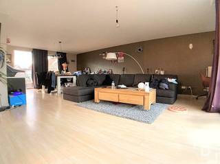 <p><span>Deze ruime bel-étage heeft een zeer goede uitvalsbasis voor wie graag geniet van het stadsleven, maar toch rustig wil wonen. Het huis bevindt zich op 5min wandelen van de Grote Markt van Poperinge, waar je kan genieten van de diverse horeca-aangelegenheden, alsook kleinhandel en het stadspark. Daarnaast ben je ook zeer snel op de uitvalswegen naar naburige steden zoals Ieper of richting de kust. Je betreedt de bel-étage via een ruime inkomhal, waarbij je toegang hebt tot de garage en wasruimte met de nodige aansluitingen. Via beide ruimte kan je ook de tuin betreden. Als je de trap neemt in de inkomhal kom je op de hal van het eerste verdiep, waar je toegang hebt tot de ruime woonkamer (46m²) met aansluitend de ingerichte keuken. Ingericht hier wil zeggen dat er een kookplaat, dampkap, oven, microgolf, koelkast, vaatwasser en dubbele spoelbak aanwezig is. Daarnaast heb je via de woonkamer ook toegang tot het balkon vooraan en het terras achteraan (waar ook een trap naar de tuin is voorzien). In de hal is er een apart toilet voorzien. Via de hal kan je de trap verder naar het tweede verdiep nemen waar een ruime nachthal toegang biedt tot drie slaapkamers (496x308 - 473x313 - 370x312). Eveneens heb je toegang tot de badkamer die werd uitgerust met een grote badkamermeubel met een wastafel, ligbad en douche. Verder is er op dit verdiep ook een apart toilet aanwezig. TROEVEN - Zeer veel ruimte, zowel binnen als buiten - Topligging Op zoek naar een huis waar ruimte en gezelligheid troef zijn? Plan dan vandaag nog jouw bezoek!</span></p>