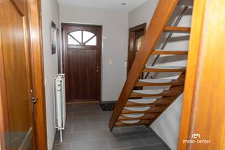 <p><strong>Welkom in de Dalstraat te Opglabbeek, waar deze charmante open woning uit 1995 u verwelkomt met een mooie combinatie van ruimte, comfort en rust.<br />Gelegen in een rustige doodlopende straat, geniet u hier van een aangename woonomgeving met lokale voorzieningen, natuur en recreatiemogelijkheden binnen handbereik.<br /><br />De woning biedt een praktische indeling met een gezellige leefruimte bestaande uit zit- en eetplaats, een keuken met zicht op de tuin en een handige berging/wasplaats. Verder beschikt de woning over drie slaapkamers, waarvan één op het gelijkvloers, twee toiletten, een badkamer en een extra bergruimte op de verdieping.<br /><br />Met een bewoonbare oppervlakte van 156 m² en een perceel van 492 m² is er voldoende ruimte voor het hele gezin.<br />De inpandige garage, carport en kelder zorgen bovendien voor extra comfort en heel wat bergruimte.<br />Buiten geniet u van een aangename achtertuin met tuinhuis.<br /><br />Ook technisch is de woning mooi in orde: asbestvrij, conforme elektriciteit en voorzien van een recente condenserende gasketel. Het EPC bedraagt 367 kWh/m² per jaar (label D).<br /><br />Een verzorgde gezinswoning met veel potentieel, op een rustige en gegeerde locatie in Oudsbergen.<br />Contacteer Baykal 0497/523595. voor meer informatie of een bezichtiging.</strong></p>
